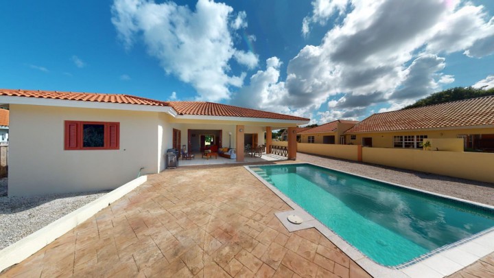 Blue Bay - Tropical 4-bedroom villa with swimming pool on resort