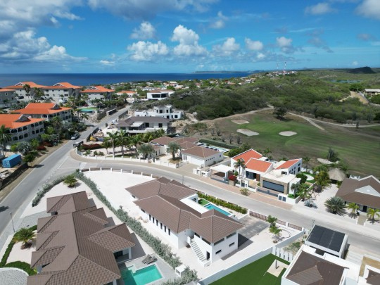 Blue Bay - Luxueze nieuwbouwwoning met 4 slaapkamers en zwembad