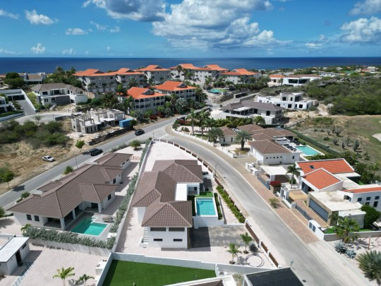 Blue Bay - Luxueze nieuwbouwwoning met 4 slaapkamers en zwembad