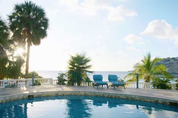 Oceanfront penthouse and condos for sale in Caribbean w. private beach