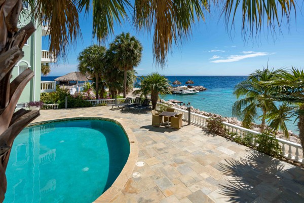 Oceanfront penthouse and condos for sale in Caribbean w. private beach