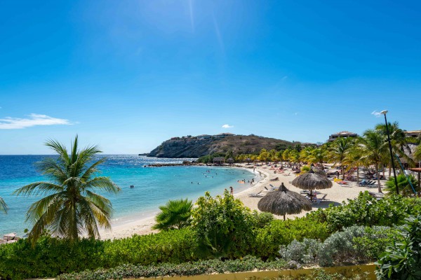 Oceanfront penthouse and condos for sale in Caribbean w. private beach