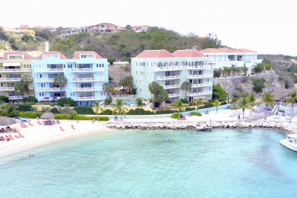 Oceanfront penthouse and condos for sale in Caribbean w. private beach