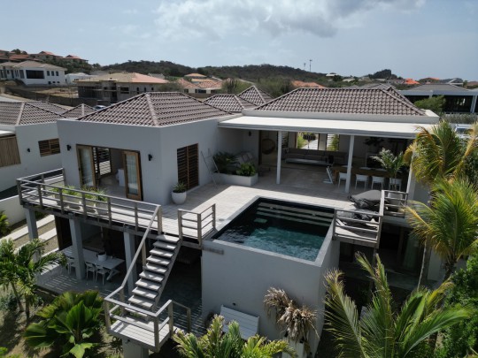 Blue Bay - Spacious contemporary villa with beautiful views and pool