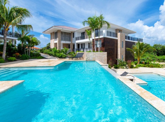 The Breeze Blue Bay - luxurious Apartments with pool nearby the beach