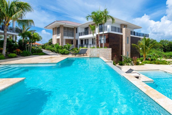The Breeze Blue Bay - luxurious Apartments with pool nearby the beach