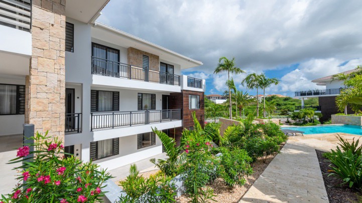 The Breeze Blue Bay - luxurious Apartments with pool nearby the beach
