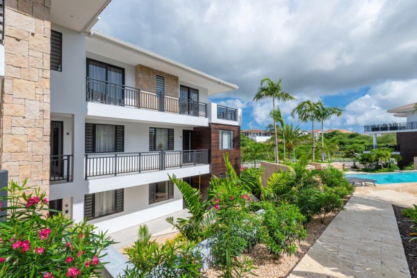 The Breeze Blue Bay - luxurious Apartments with pool nearby the beach