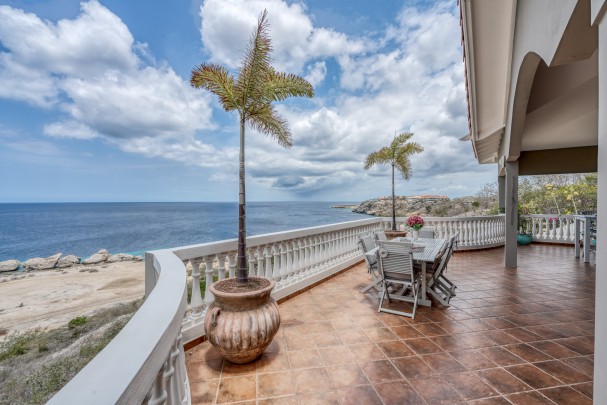 Beautiful villa with apartment and spectacular seaview for sale