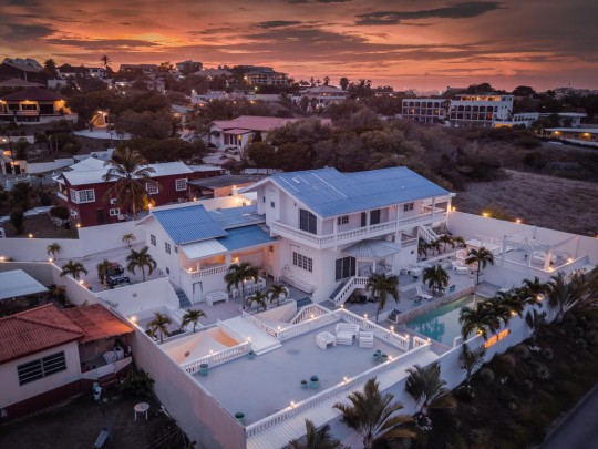 Champartments - Luxury group resort white villa on Curaçao 