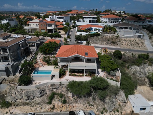 Blue Bay - Moderne, gerenoveerde villa met zeezicht en infinity pool