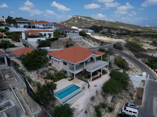 Blue Bay - Moderne, gerenoveerde villa met zeezicht en infinity pool