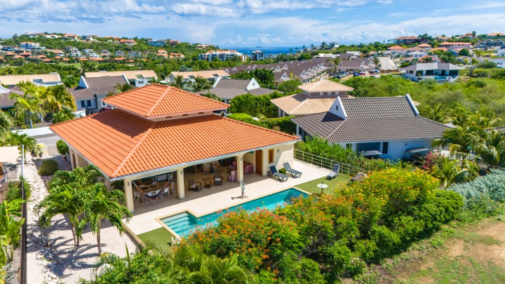 Blue Bay - Luxury home with pool and golf course views