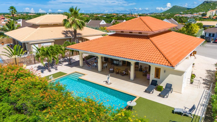 Blue Bay - Luxury home with pool and golf course views