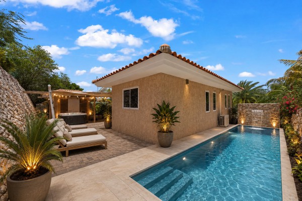 Sun Valley - Modern Detached Home with Garage on Spacious Lot