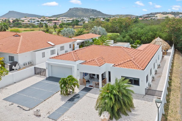 Four-Bedroom Villa in Blue Bay L-Section with Pool, Garage & Golf View