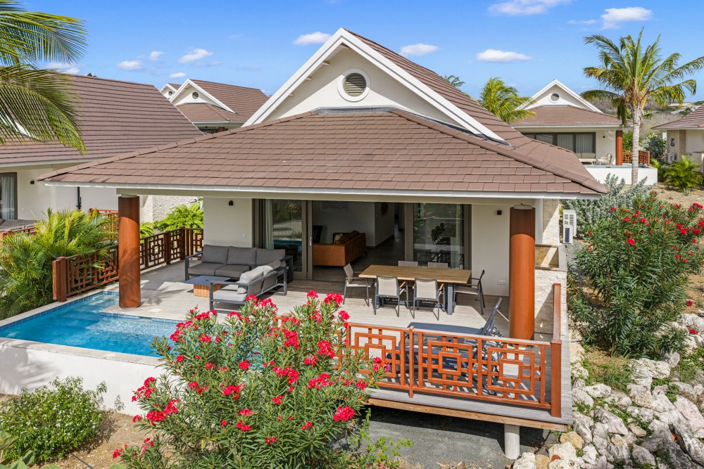 RE/MAX real estate, Curacao, Blue Bay, Move-in luxury villa with private pool in The Jazmyn – Blue Bay Resort
