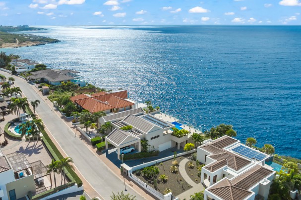 Blue Bay &ndash; Spectacular Cliffside Villa in the Exclusive B-Section