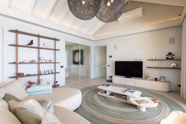 Blue Bay &ndash; Spectacular Cliffside Villa in the Exclusive B-Section