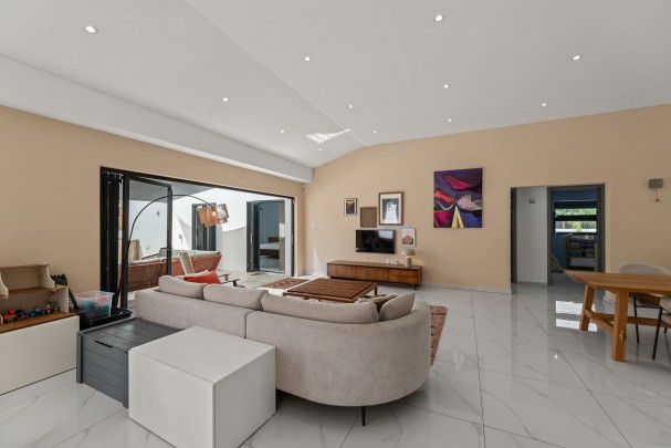 Four-Bedroom Villa in Blue Bay L-Section with Pool, Garage & Golf View