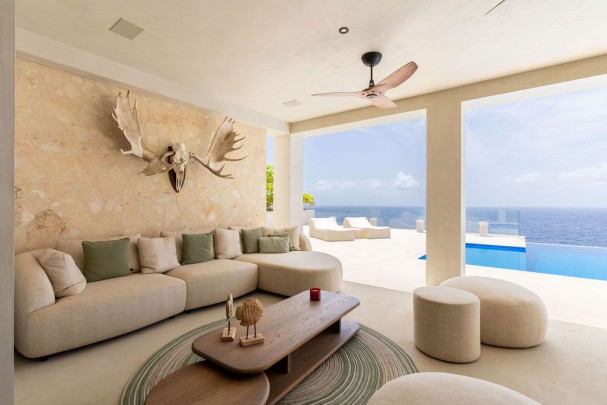 Blue Bay &ndash; Spectacular Cliffside Villa in the Exclusive B-Section