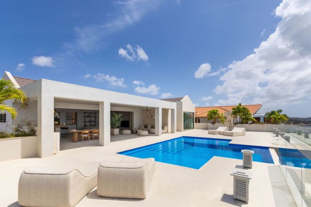 Blue Bay &ndash; Spectacular Cliffside Villa in the Exclusive B-Section