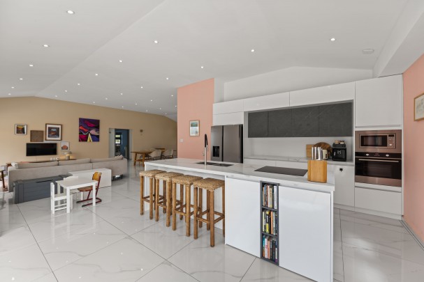 Four-Bedroom Villa in Blue Bay L-Section with Pool, Garage & Golf View