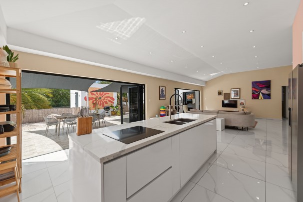 Four-Bedroom Villa in Blue Bay L-Section with Pool, Garage & Golf View