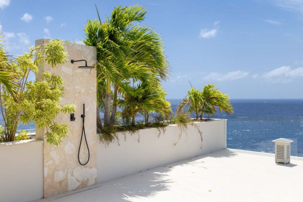 Blue Bay &ndash; Spectacular Cliffside Villa in the Exclusive B-Section