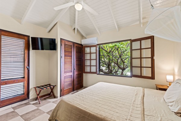 Blue Bay Village detached bungalow overlooking the golf course
