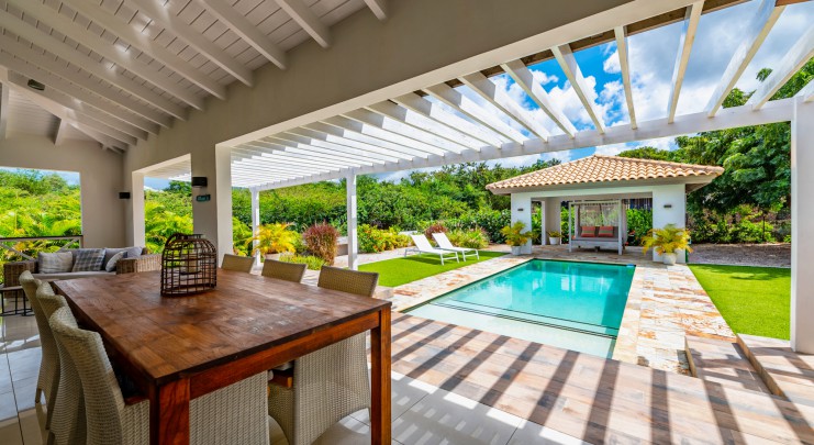 Blue Bay BK-27 Spacious, modern villa with pool and beautiful garden