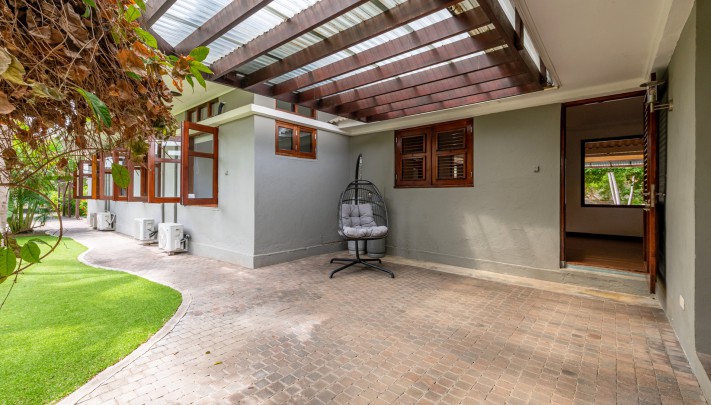 Emmastad – Tropenvilla met zwembad en gastenappartement