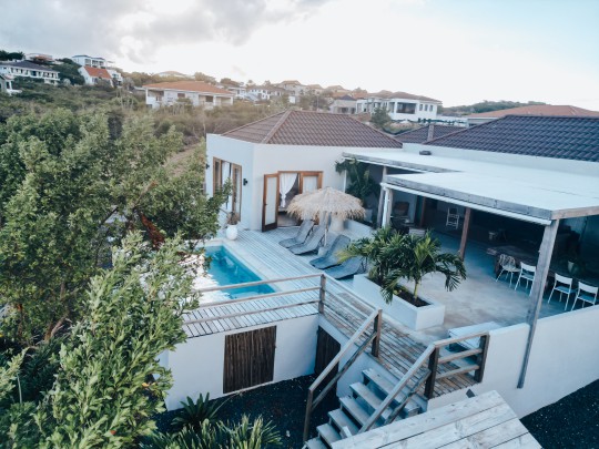 Blue Bay - Moderne, luxueuze villa met zwembad en prachtig uitzicht