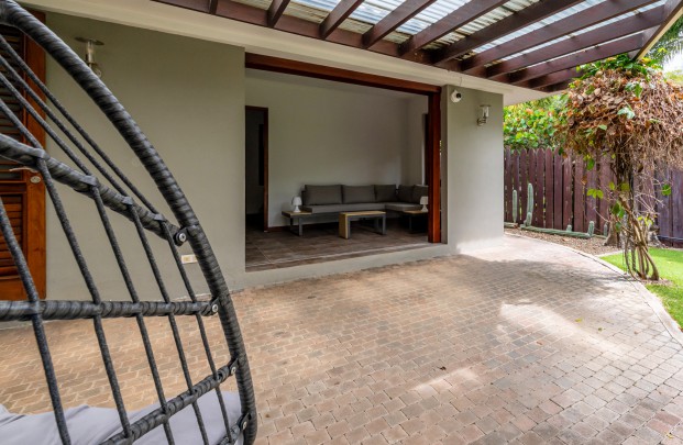 Emmastad – Tropenvilla met zwembad en gastenappartement