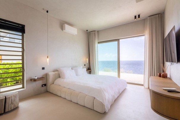 Blue Bay &ndash; Spectacular Cliffside Villa in the Exclusive B-Section