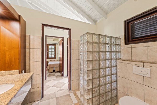 Blue Bay Village detached bungalow overlooking the golf course