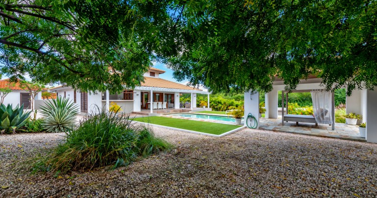 Blue Bay BK-27 Spacious, modern villa with pool and beautiful garden