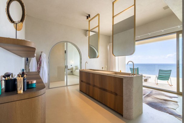 Blue Bay &ndash; Spectacular Cliffside Villa in the Exclusive B-Section