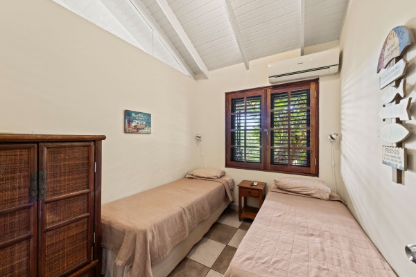 Blue Bay Village detached bungalow overlooking the golf course