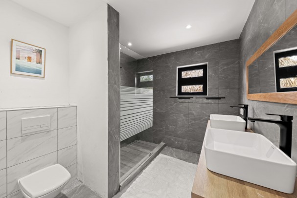 Four-Bedroom Villa in Blue Bay L-Section with Pool, Garage & Golf View