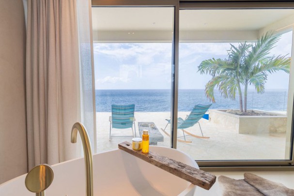 Blue Bay &ndash; Spectacular Cliffside Villa in the Exclusive B-Section