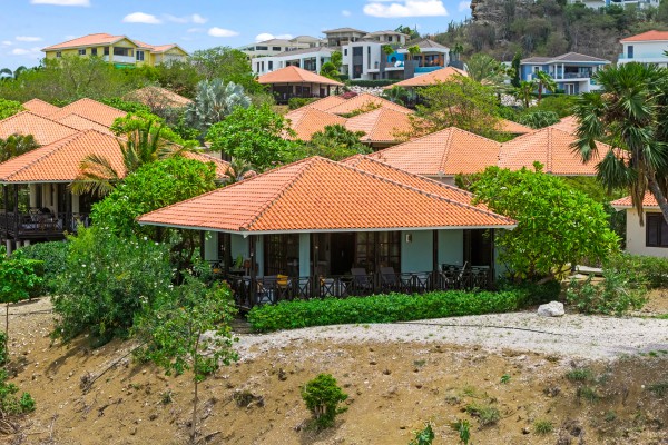 Blue Bay Village detached bungalow overlooking the golf course