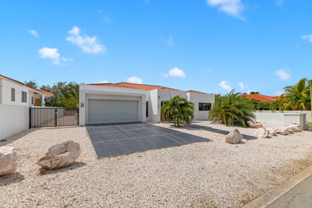 Four-Bedroom Villa in Blue Bay L-Section with Pool, Garage & Golf View