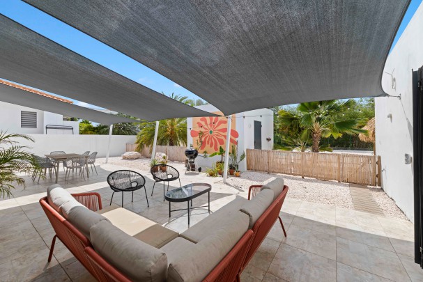 Four-Bedroom Villa in Blue Bay L-Section with Pool, Garage & Golf View