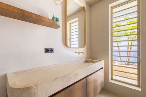 Blue Bay &ndash; Spectacular Cliffside Villa in the Exclusive B-Section