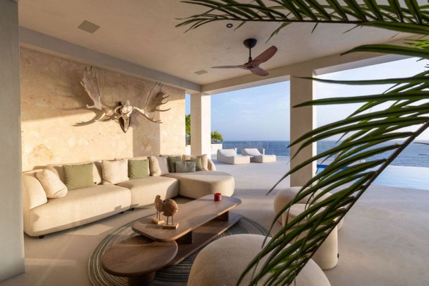 Blue Bay &ndash; Spectacular Cliffside Villa in the Exclusive B-Section