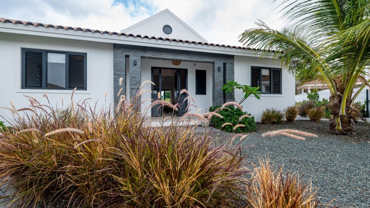 Blue Bay BJ - Detached villa on golf course with swimming pool