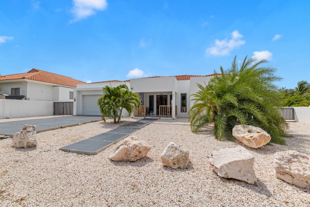Four-Bedroom Villa in Blue Bay L-Section with Pool, Garage & Golf View