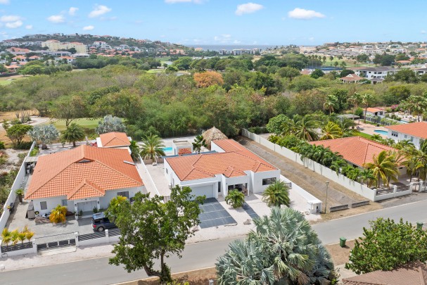 Four-Bedroom Villa in Blue Bay L-Section with Pool, Garage & Golf View