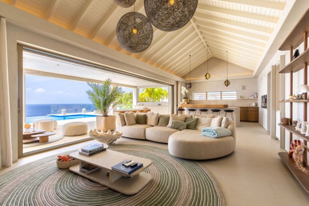 Blue Bay &ndash; Spectacular Cliffside Villa in the Exclusive B-Section